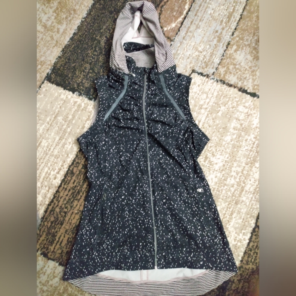 Lululemon Vest 🖤🩷 - Picture 6 of 12